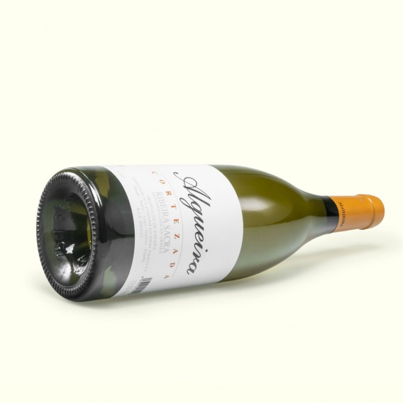 Algueira Cortezada es un fresco y valiente vino blanco de Godello, Albariño y Treixadura. Un sueño hecho realidad.