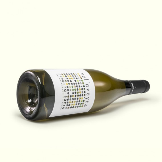 Vel'uveyra Godello (Ronsel do Sil) es un vino blanco único, fruto de la viticultura heroica practicada en la Ribeira Sacra.