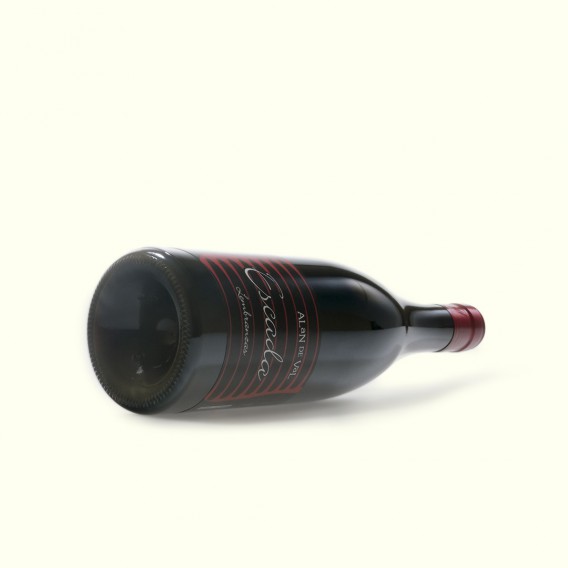 Escada Lembranzas Alan de Val DO Valdeorras, es un vino tinto elaborado con las uvas de cepas centanarias de Garnacha Tintorera.